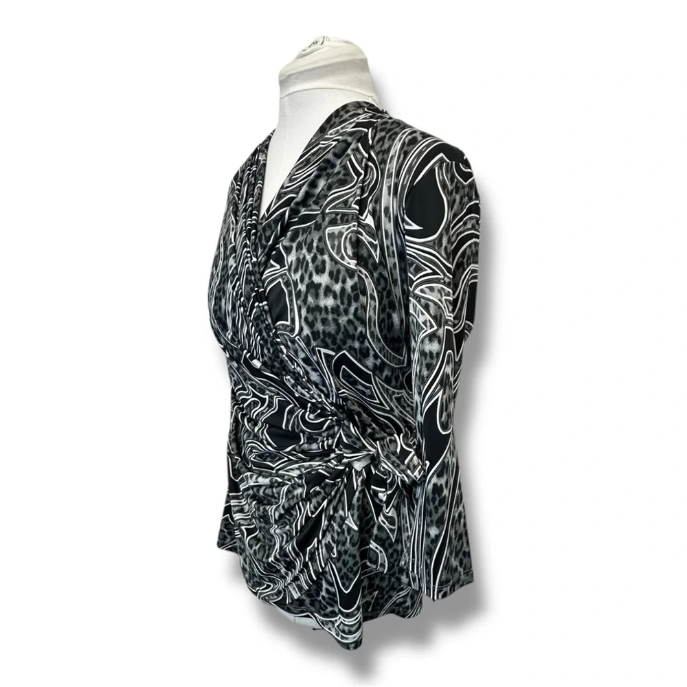 Carmen Marc Valvo Women’s 3/4 Sleeve Wrap Blouse Abstract Leopard Black/White L - Picture 3 of 10